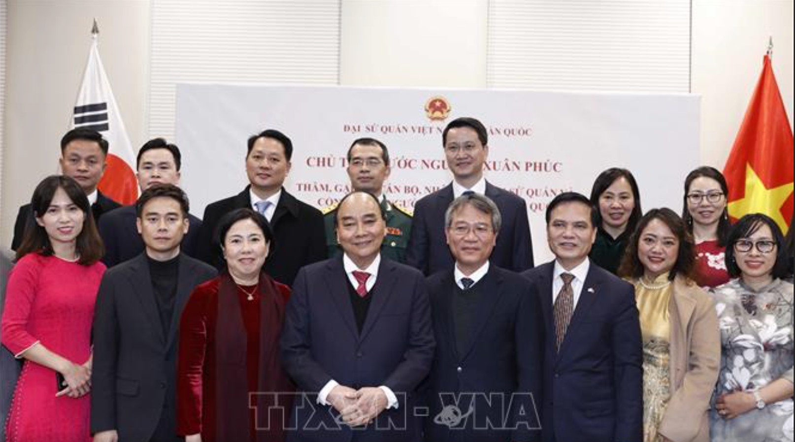 Chủ tịch nước Nguyễn Xuân Phúc gặp gỡ cán bộ nhân viên Đại sứ quán và đại diện cộng đồng người Việt Nam tại Hàn Quốc. Ảnh: TTXVN