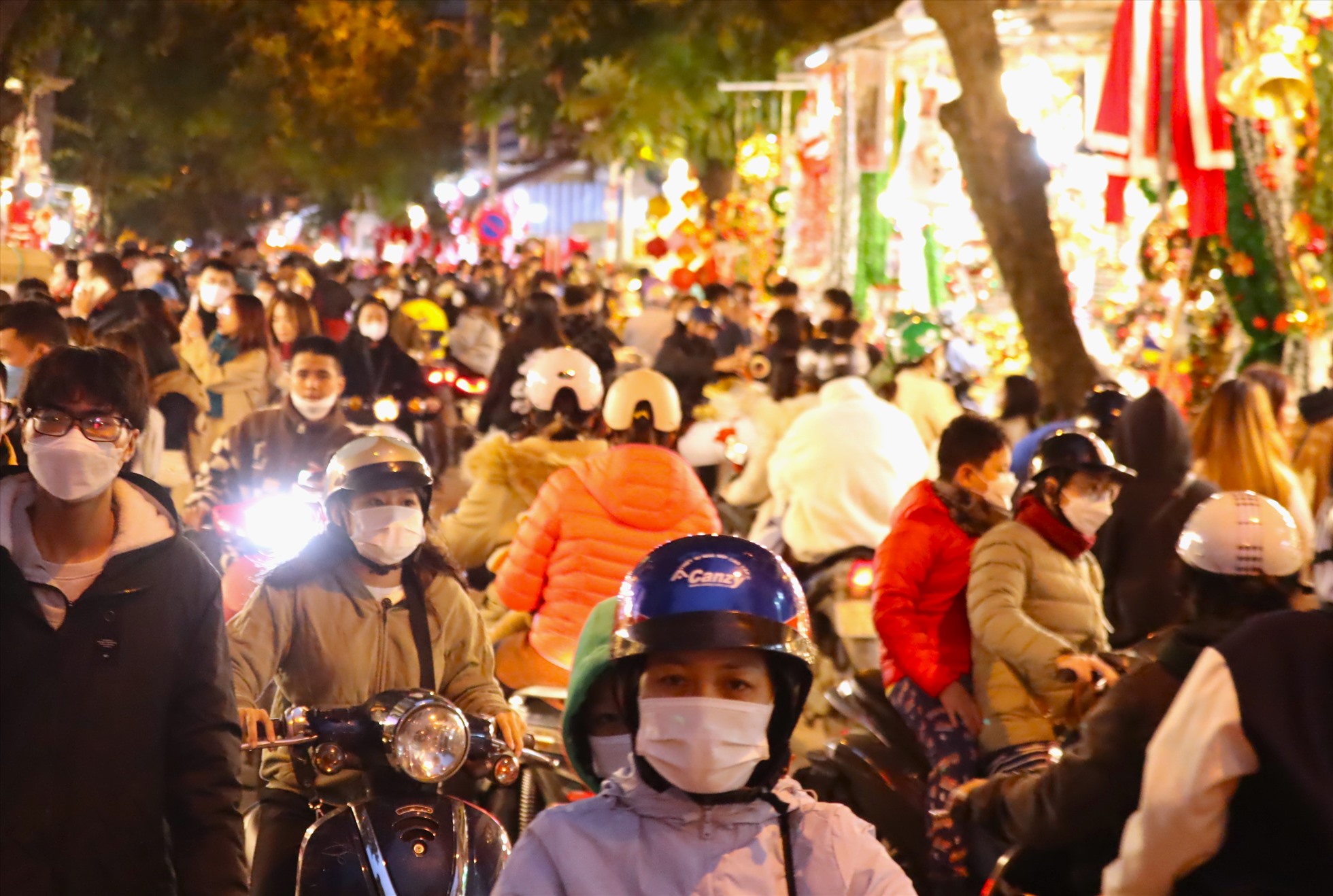 Cuối tuần, người dân đổ xô lên Hàng Mã chụp ảnh, mua sắm trước thềm Giáng sinh khiến con phố này ùn tắc nghiêm trọng.