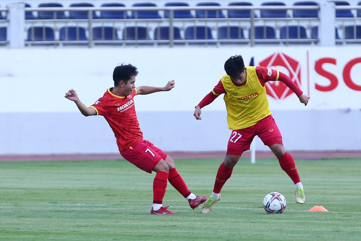Hồng Duy (trái) tích cực tập luyện cùng đội tuyển Việt Nam. Ảnh: Thanh Vũ