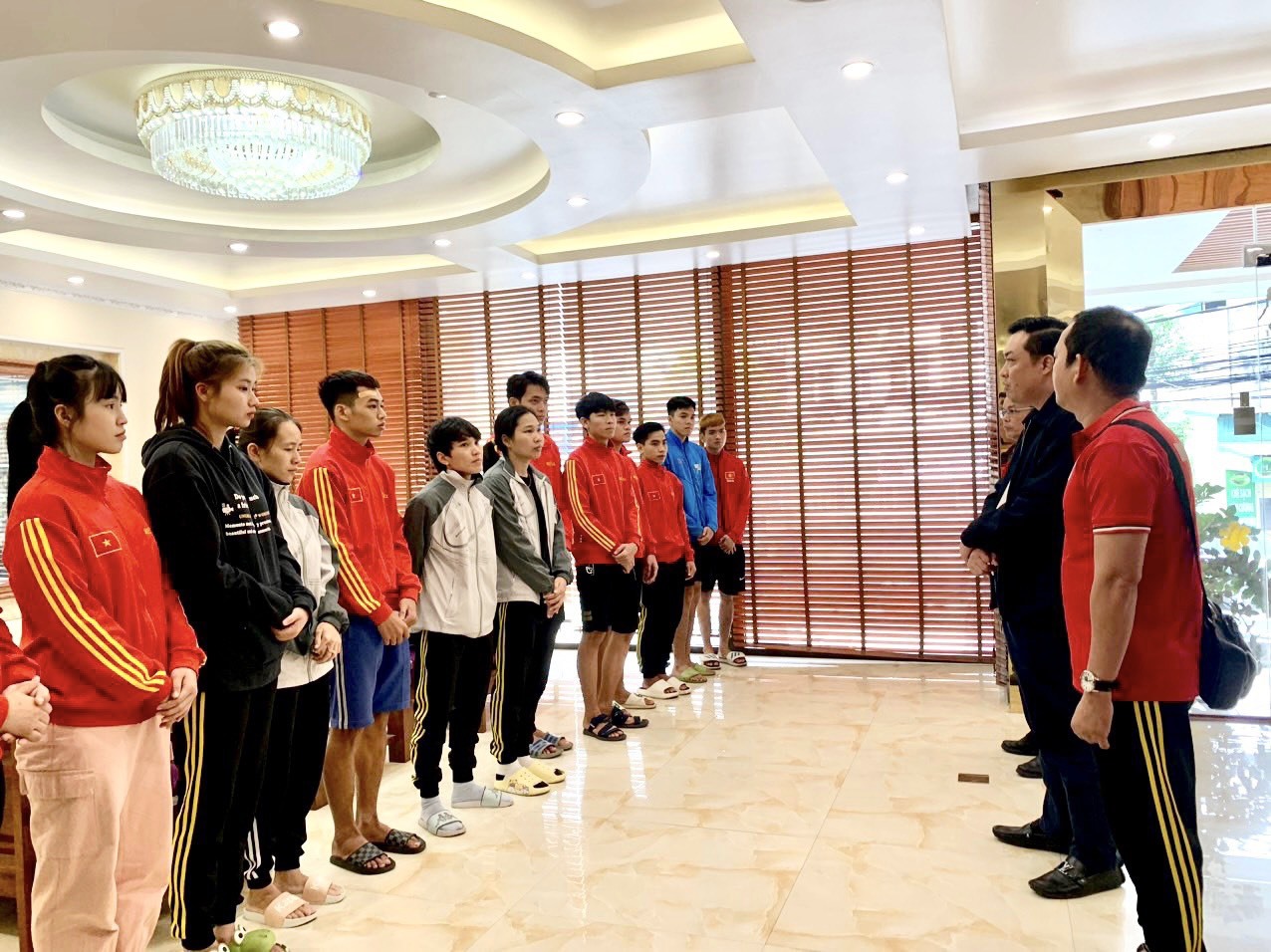 Lãnh đạo đoàn Thể thao Bình Dương thăm hỏi động viên đội tuyển Pencak silat đang tập luyện tại Hạ Long, Quảng Ninh.