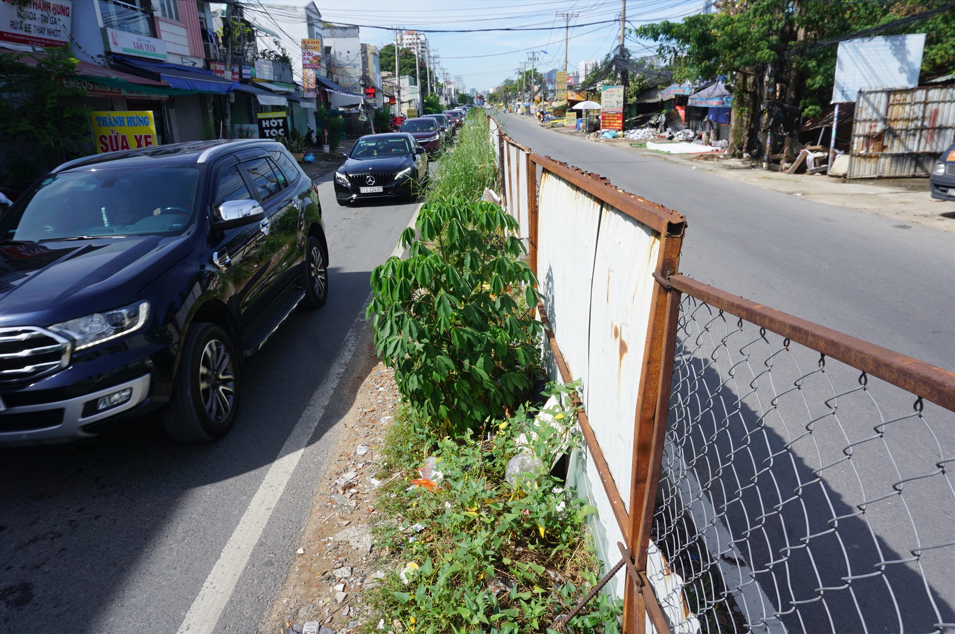 Điểm đầu nút giao An Phú với đường Lương Định Của cũng chưa được mở rộng, thường kẹt xe vào giờ cao điểm. Đường được chia làm hai bởi những tấm tôn, lưới thép.