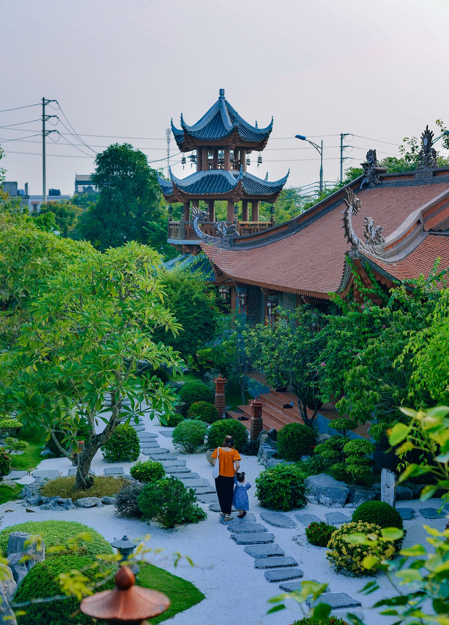 Cảnh quan chùa gần gũi với thiên nhiên.