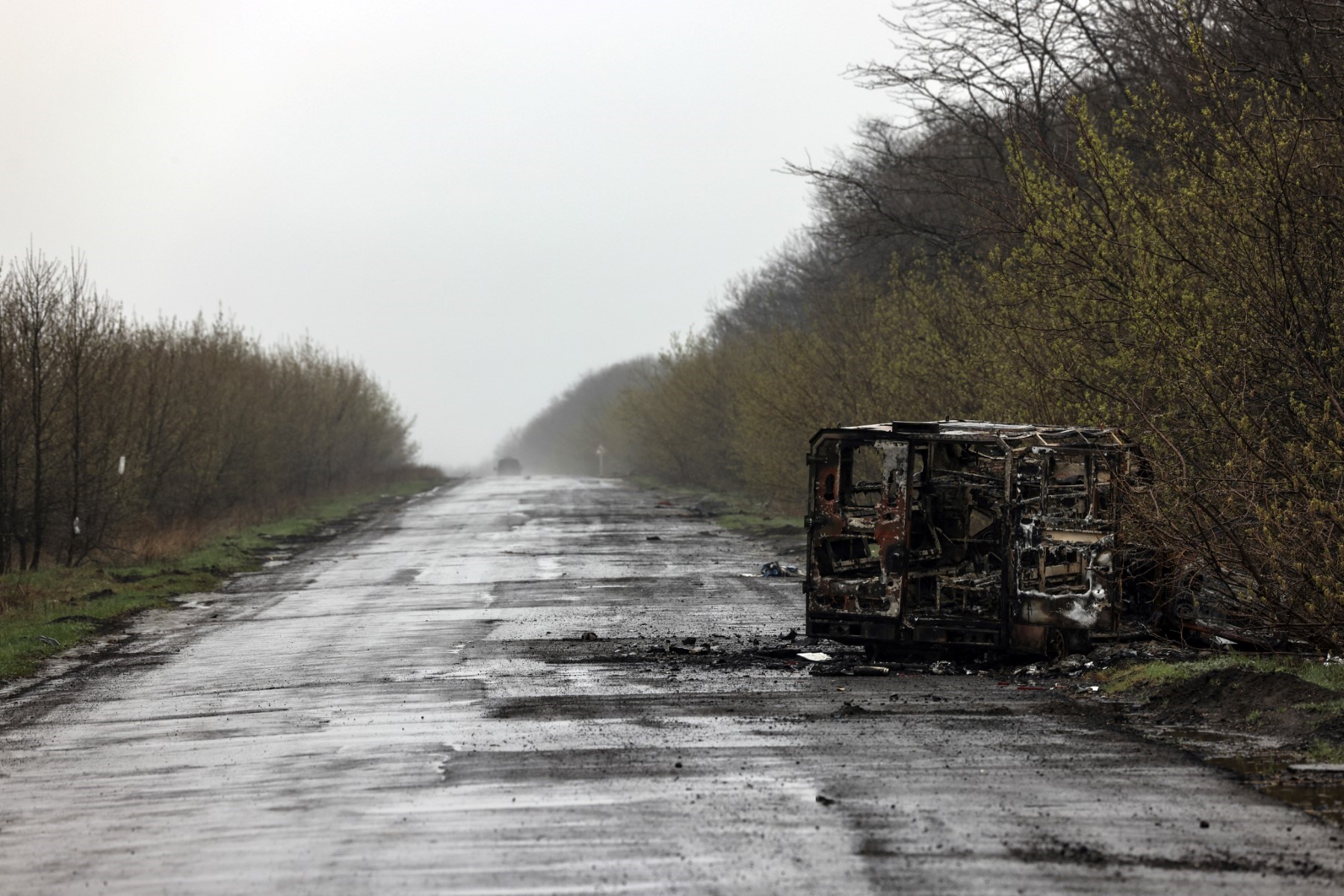 Hình ảnh một chiếc xe bị cháy trên đường đến Popasna, vùng Donbass của Ukraina. Ảnh: AFP