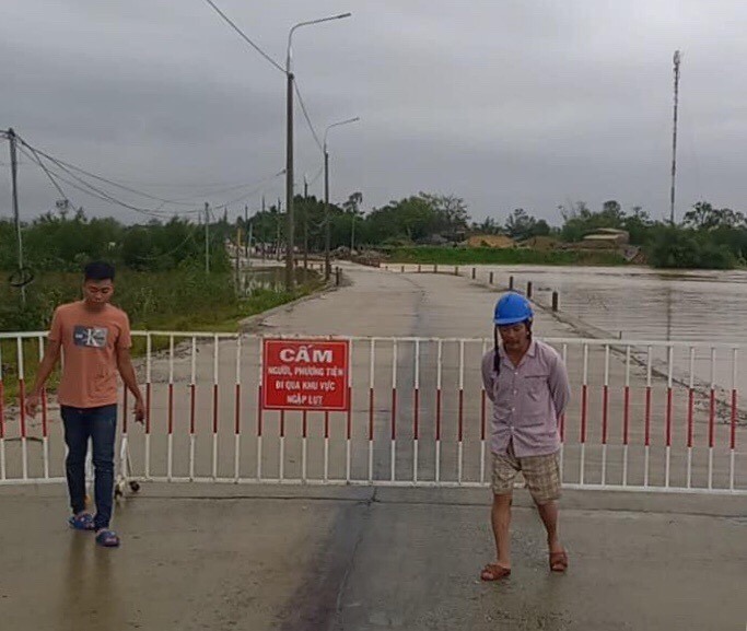 Nước lũ tràn qua đường tại Quảng Nam. Ảnh: Nguyễn Linh
