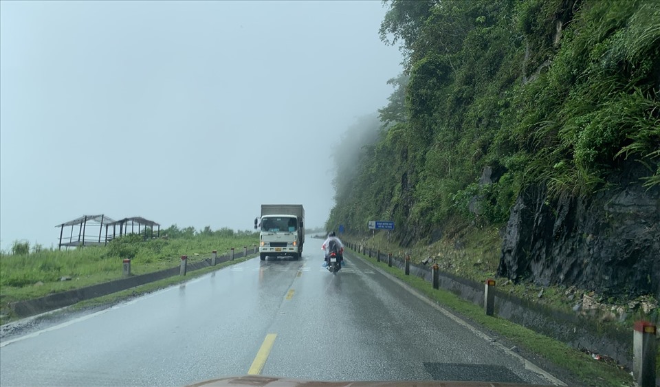 Sương mù thường xuyên xuất hiện trên các tuyến đường ở vùng núi. Ảnh: Minh Nguyên