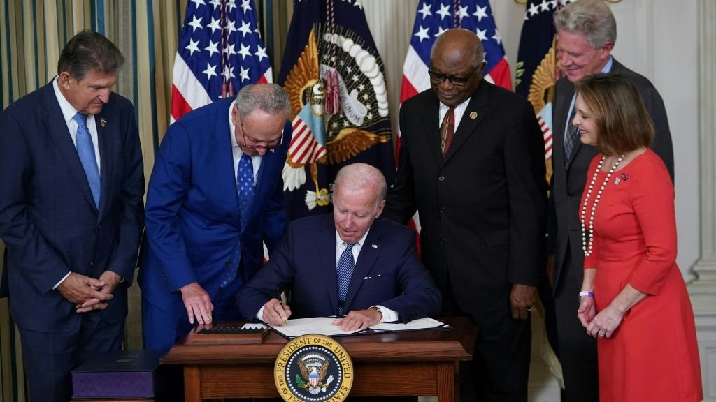 Tổng thống Joe Biden ký ban hành Đạo luật giảm lạm phát năm 2022. Ảnh: AFP