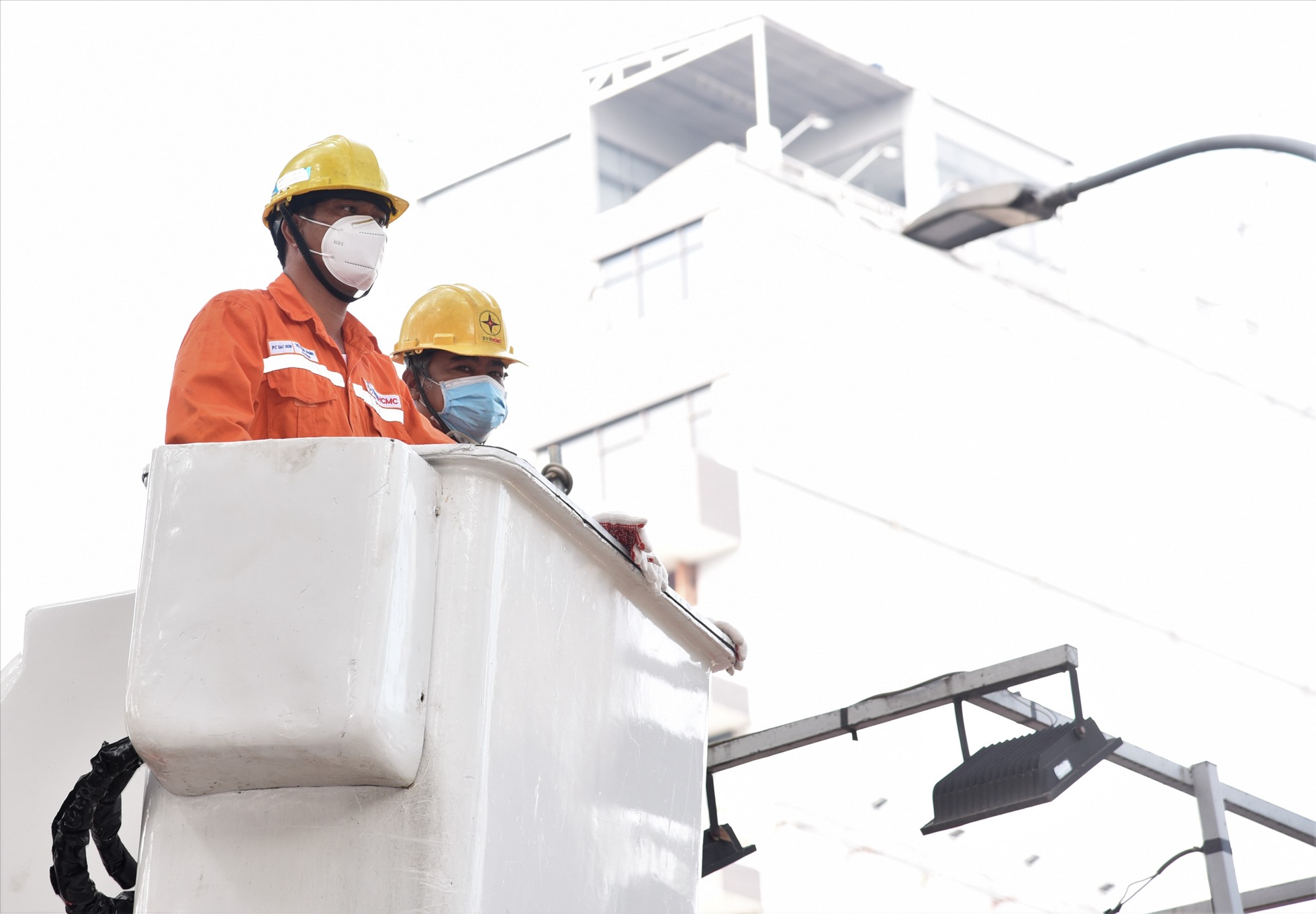 Khi thi công các công trình sửa chữa, bảo trì và xây dựng mới lưới điện, EVNHCMC sẽ áp dụng triệt để các giải pháp không gây mất điện cho khách hàng. Ảnh: Nam Dương