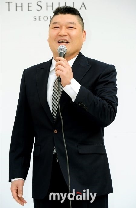 “MC quốc dân” Kang Ho Dong cũng được nhà nước miễn NVQS vì cân nặng vượt quá tiêu chuẩn. Ảnh: mydaily