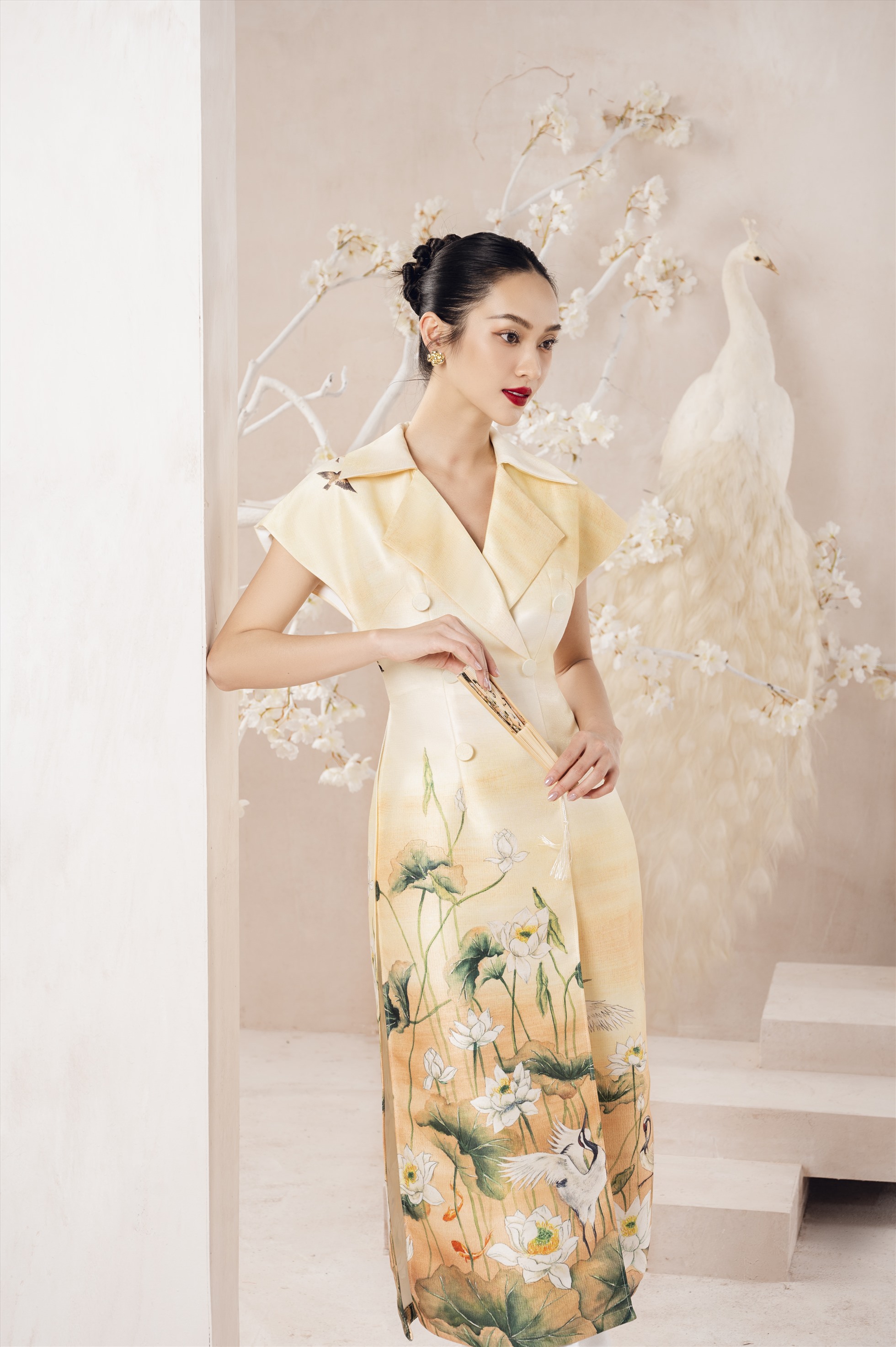 Hoạt tiết chim khổng tước và hoa sen xuất hiện trong nhiều thiết kế của NTK Hà Thanh Việt. Ảnh: Nhà thiết kế cung cấp.