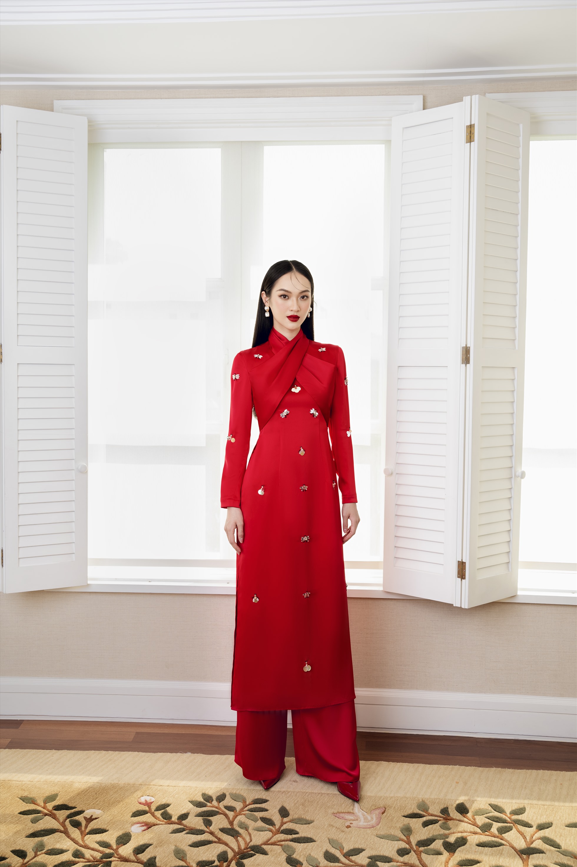 Mẫu áo dài đỏ được cách điệu khéo léo mang đậm không khí Tết. Ảnh: Nhà thiết kế cung cấp.