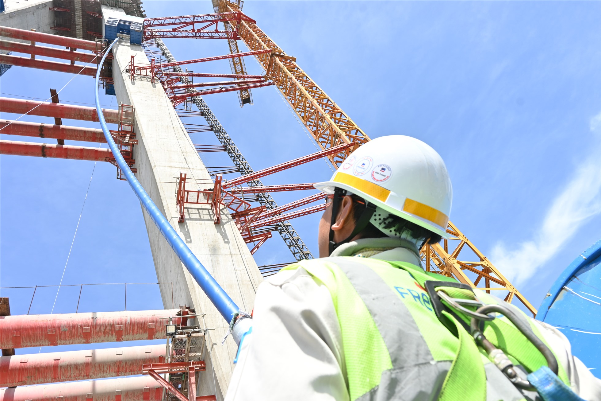 Căng dây cáp đầu tiên tại tháp trụ T16 dự án công trình cầu Mỹ Thuận 2 vào trưa ngày 5.12 thành công tốt đẹp. Ảnh: Thành Nhân.