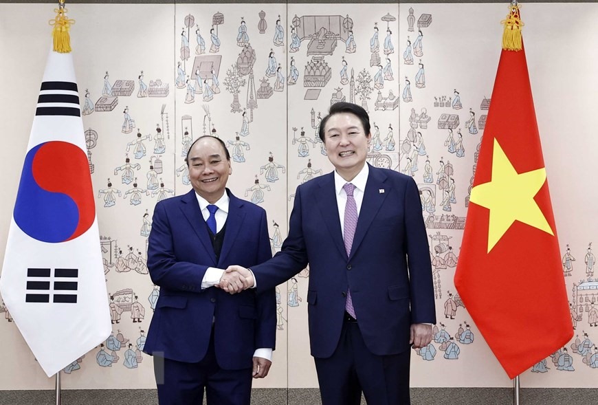 Chủ tịch nước Nguyễn Xuân Phúc và Tổng thống Yoon Suk-yeol. Ảnh: TTXVN