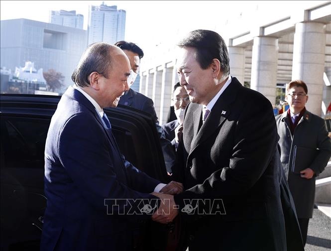 Tổng thống Yoon Suk-yeol chủ trì lễ đón Chủ tịch nước Nguyễn Xuân Phúc tại thủ đô Seoul. Ảnh: TTXVN