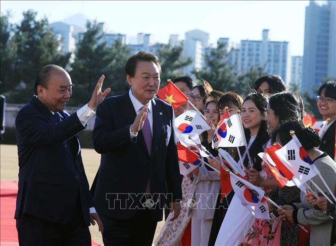 Chủ tịch nước Nguyễn Xuân Phúc và Tổng thống Yoon Suk-yeol tại lễ đón. Ảnh: TTXVN