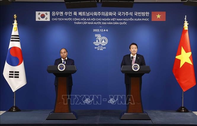 Sau hội đàm, Chủ tịch nước Nguyễn Xuân Phúc và Tổng thống Yoon Suk-yeol chủ trì họp báo để thông báo kết quả hội đàm. Ảnh: TTXVN