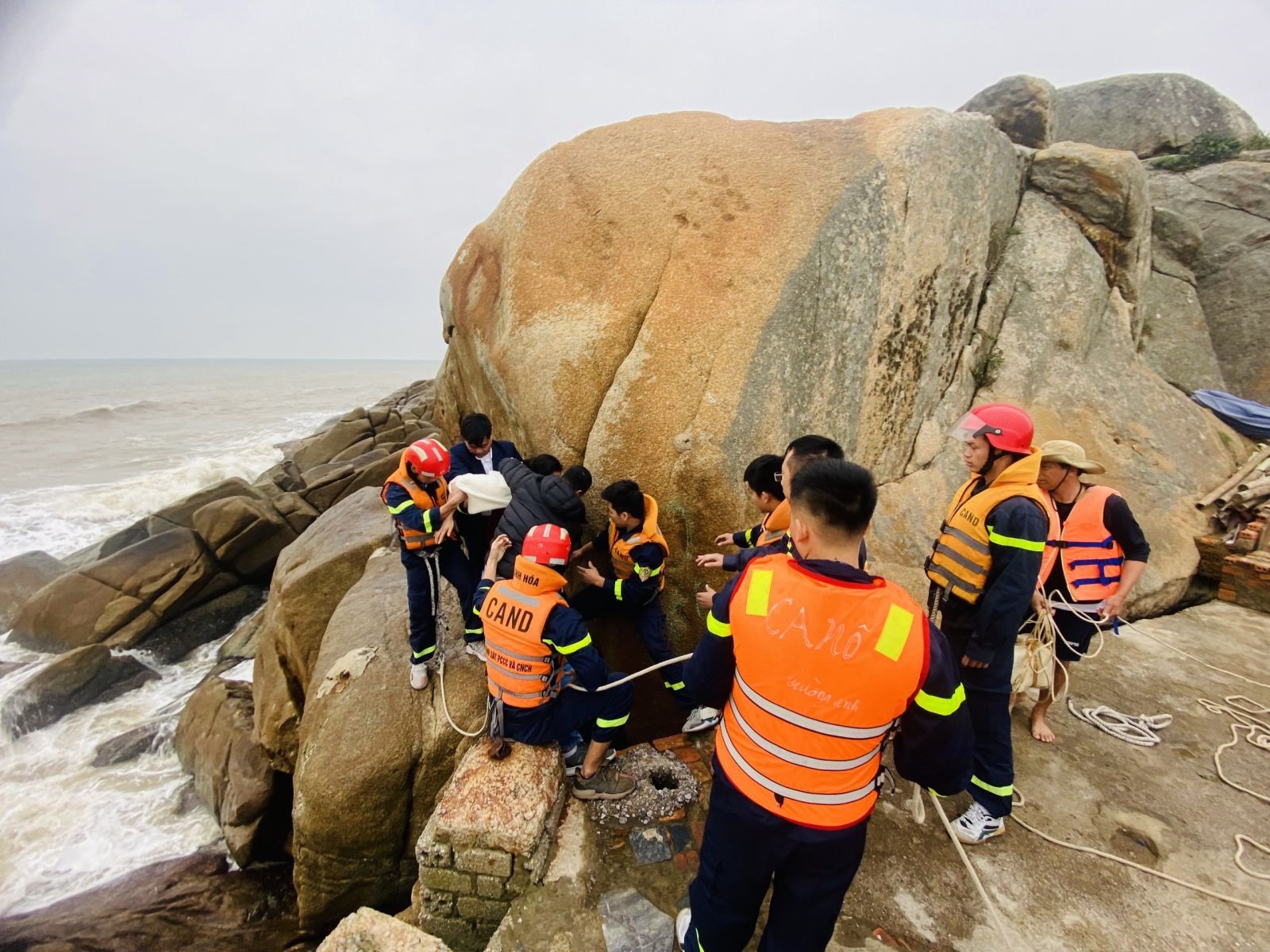 Lực lượng cứu hộ cứu nạn giải cứu thành công người phụ nữ có ý định nhảy xuống biển Sầm Sơn tự tử. Ảnh: Công an Thanh Hóa