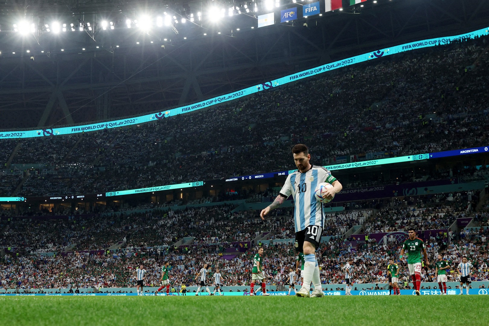 Ở trận đấu với Mexico, Messi đã đi bộ 4.998m. Ảnh: FIFA