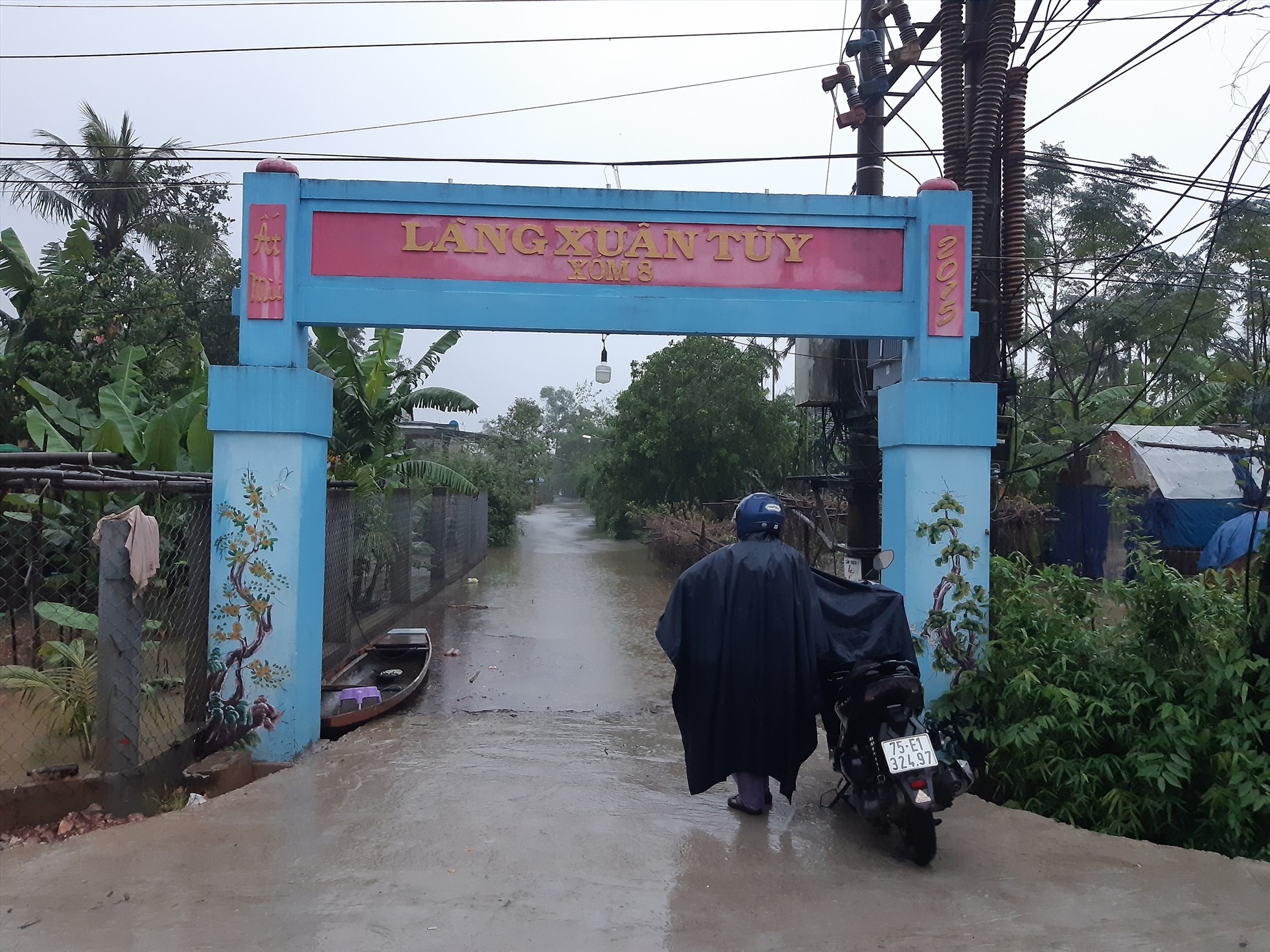Ghi nhận tại thôn Xuân Tùy (xã Quảng Phú, huyện Quảng Điền), nhiều con đường xóm đã bị ngập lụt. Mức ngập từ 0,2-0,4m.