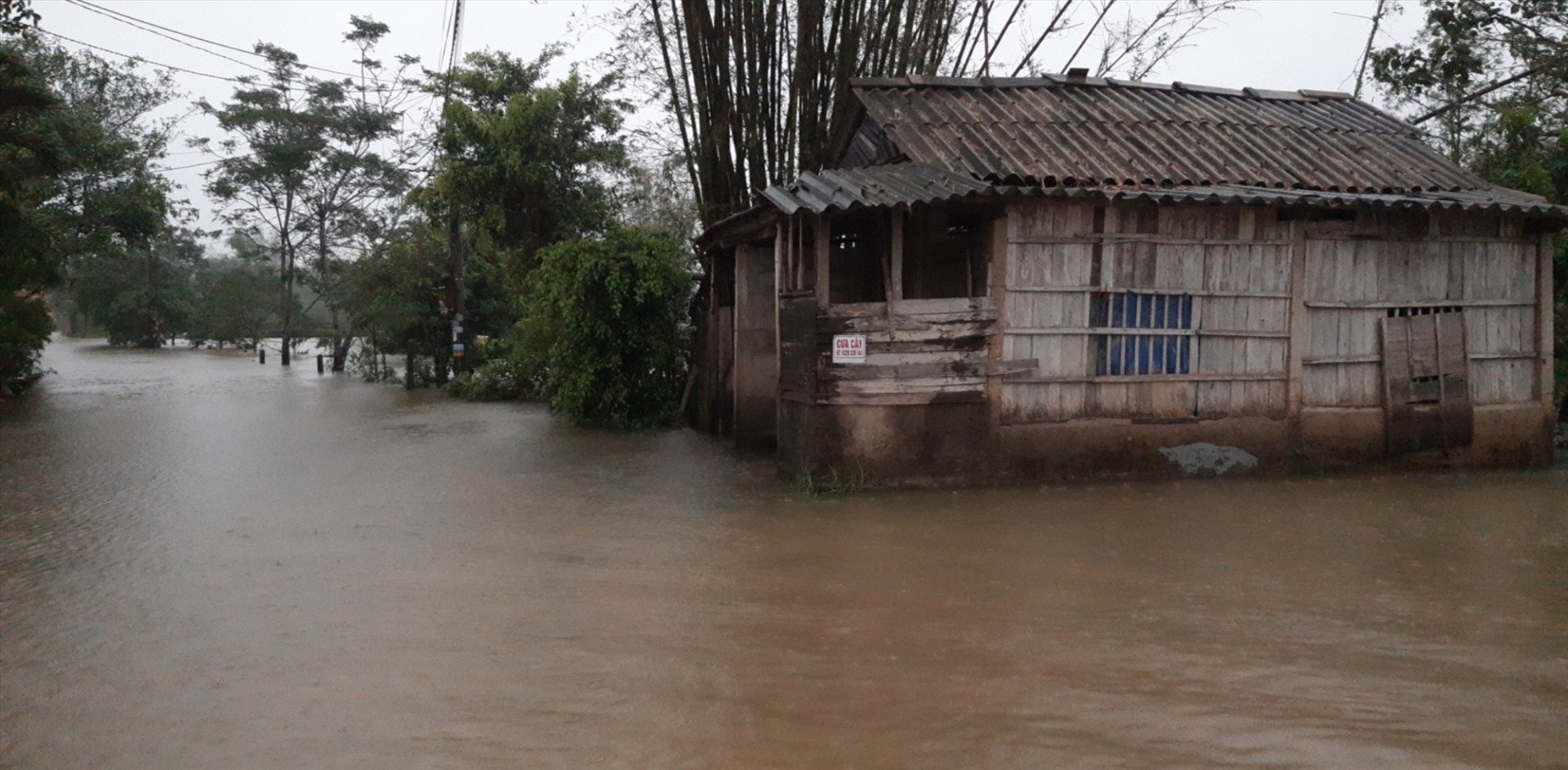 Lượng mưa lớn những ngày qua kèm theo việc thủy điện điều tiết nước đã khiến cho nhiều địa phương vùng thấp trũng ngập lụt. Ảnh: Tuấn Hiệp.