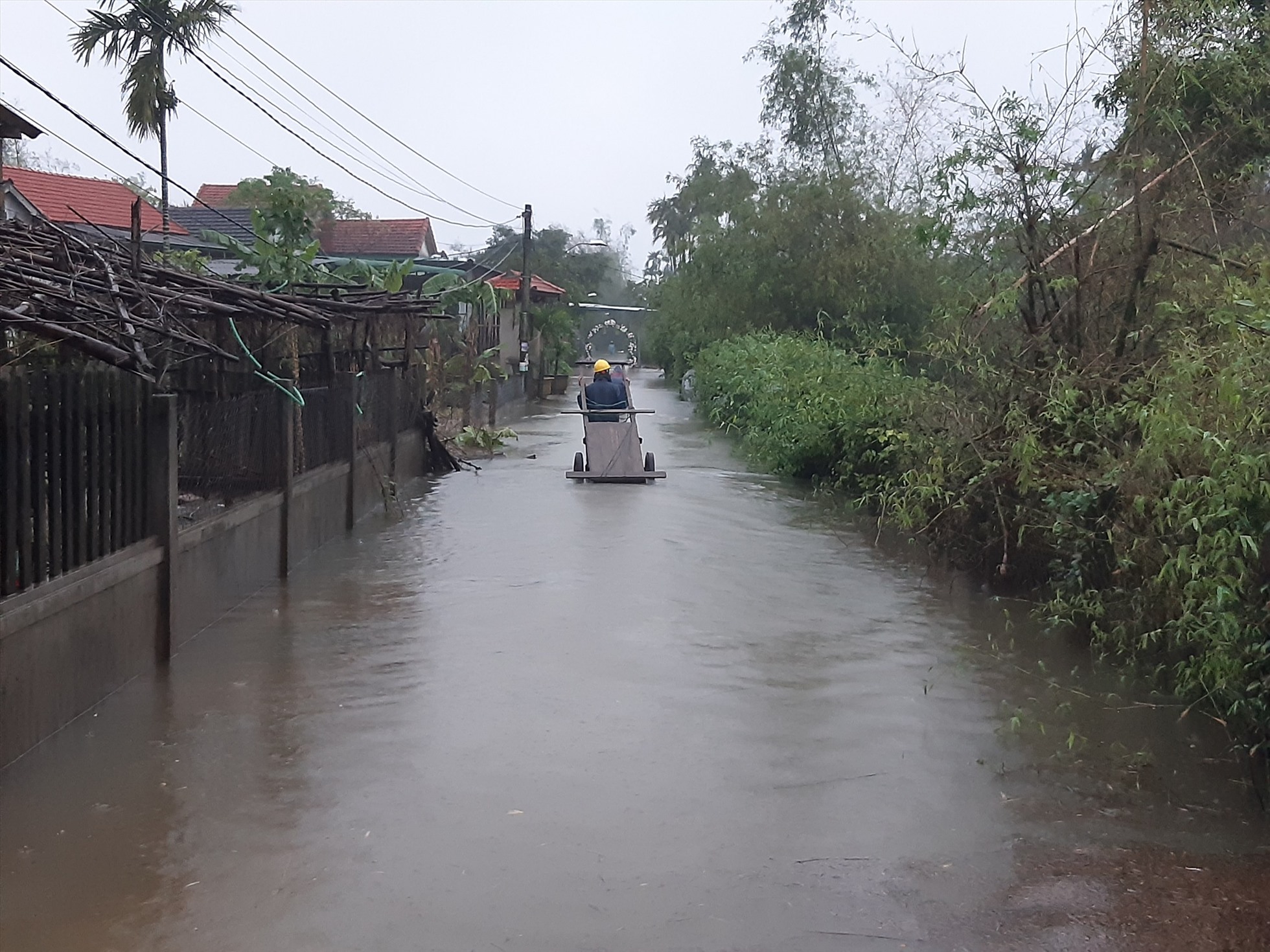 Nước ngập khắp các con đường khiến việc đi lại của người dân gặp nhiều khó khăn.