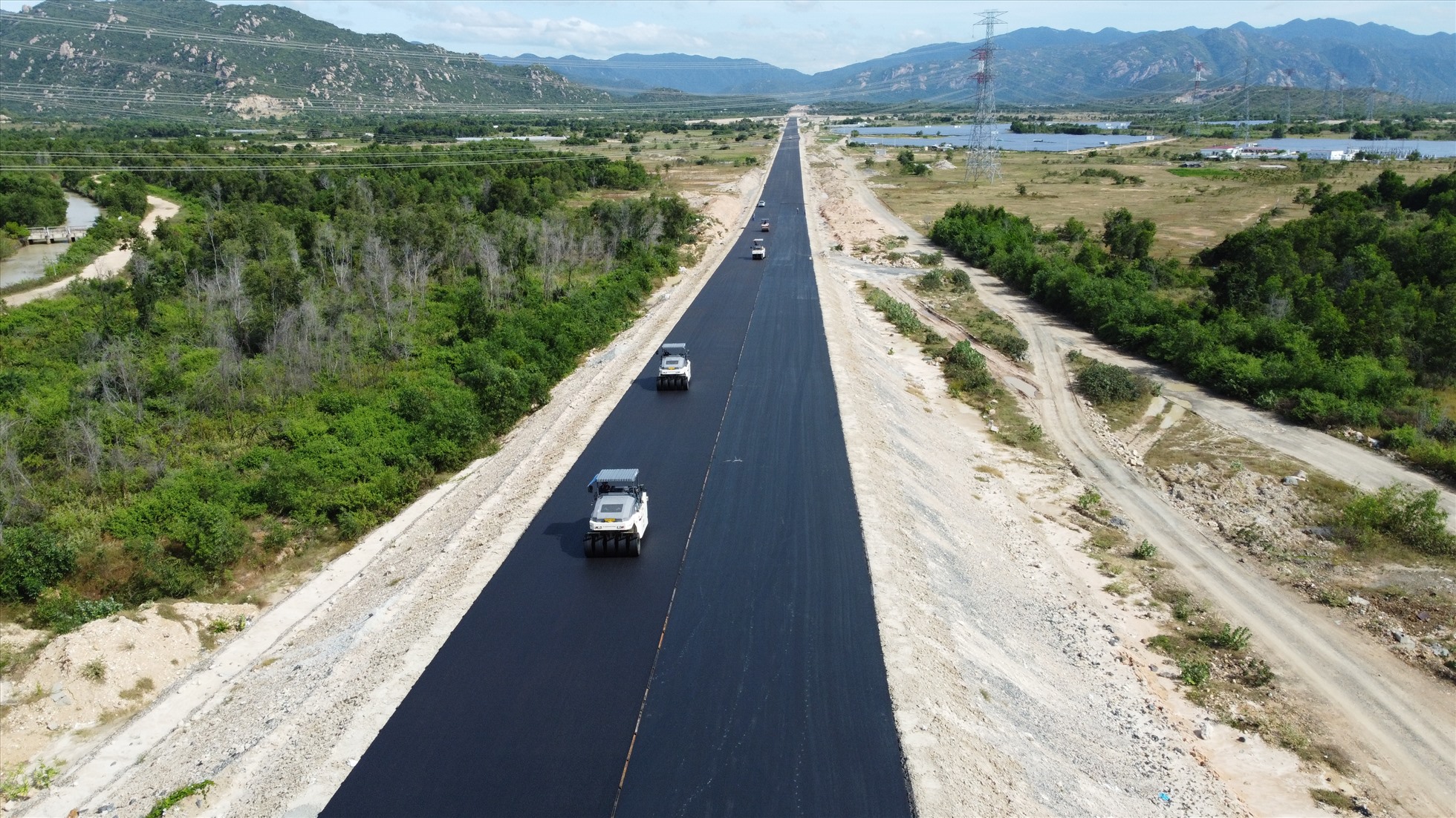 Theo báo cáo của Ban Quản lý Dự án 7, đại diện chủ đầu tư Dự án thành phần cao tốc bắc-nam đoạn Vĩnh Hảo-Phan Thiết, đến đầu tháng 12.2022, tiến độ thực hiện của dự án đạt hơn 60,52% giá trị hợp đồng, trong đó phần tuyến chính đạt hơn 74% khối lượng.