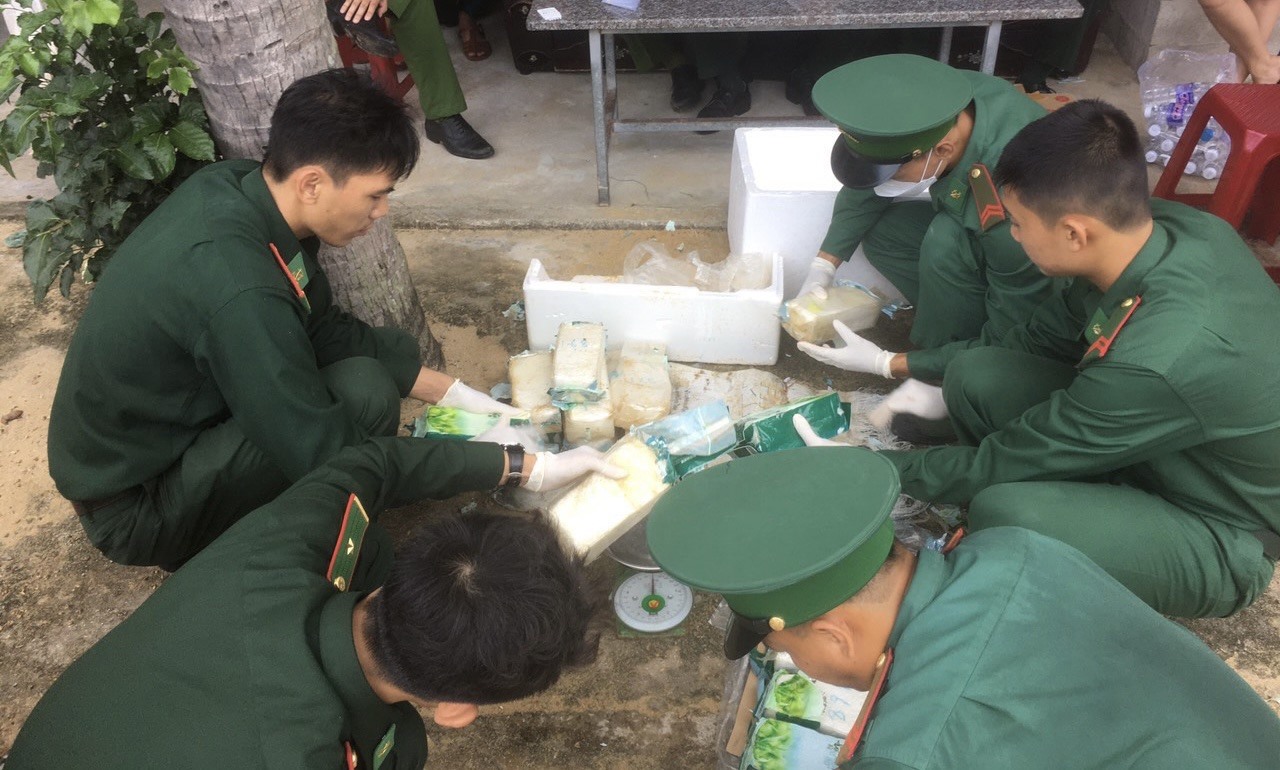 Cơ quan chức năng kiểm tra chất tinh thể màu trắng nghi ma túy trôi dạt vào bờ biển Quảng Ngãi. Ảnh: Văn Tánh
