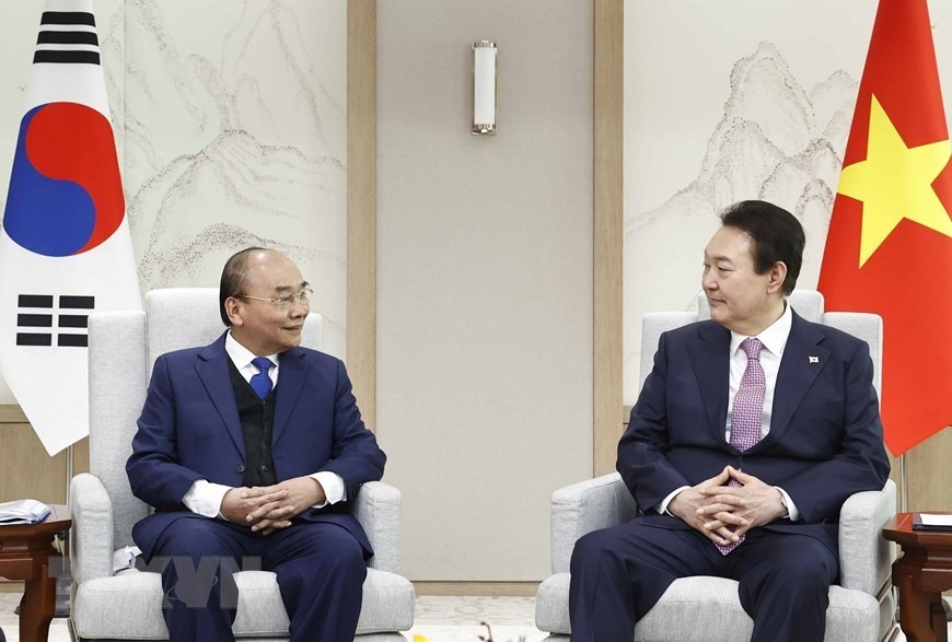 Chủ tịch nước Nguyễn Xuân Phúc gặp hẹp với Tổng thống Yoon Suk-yeol. Ảnh: TTXVN