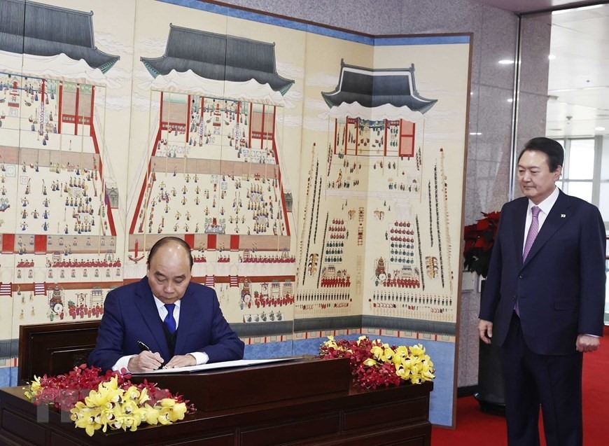 Chủ tịch nước Nguyễn Xuân Phúc viết lưu bút tại Văn phòng Tổng thống Hàn Quốc. Ảnh: TTXVN