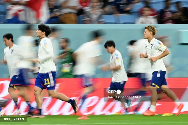 Các cầu thủ Nhật Bản khởi động.  Ảnh: AFP
