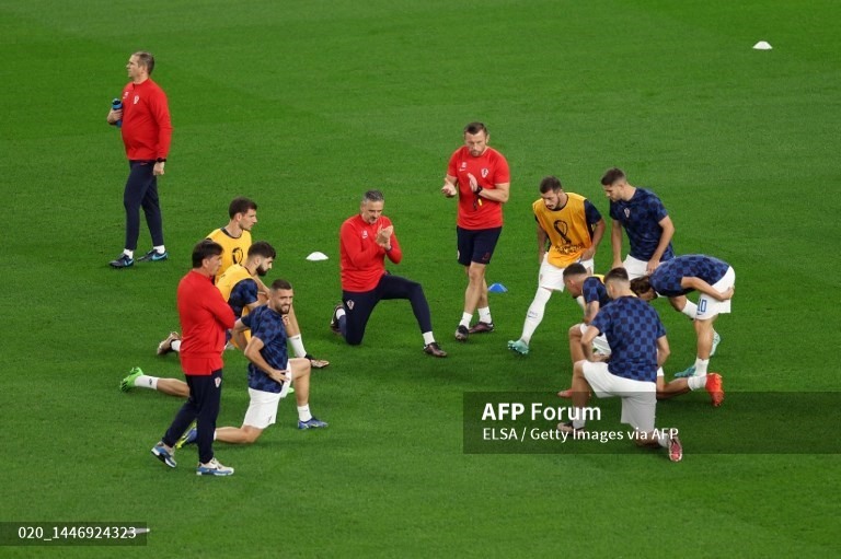 Luka Modric và đồng đội khởi động.  Ảnh: AFP