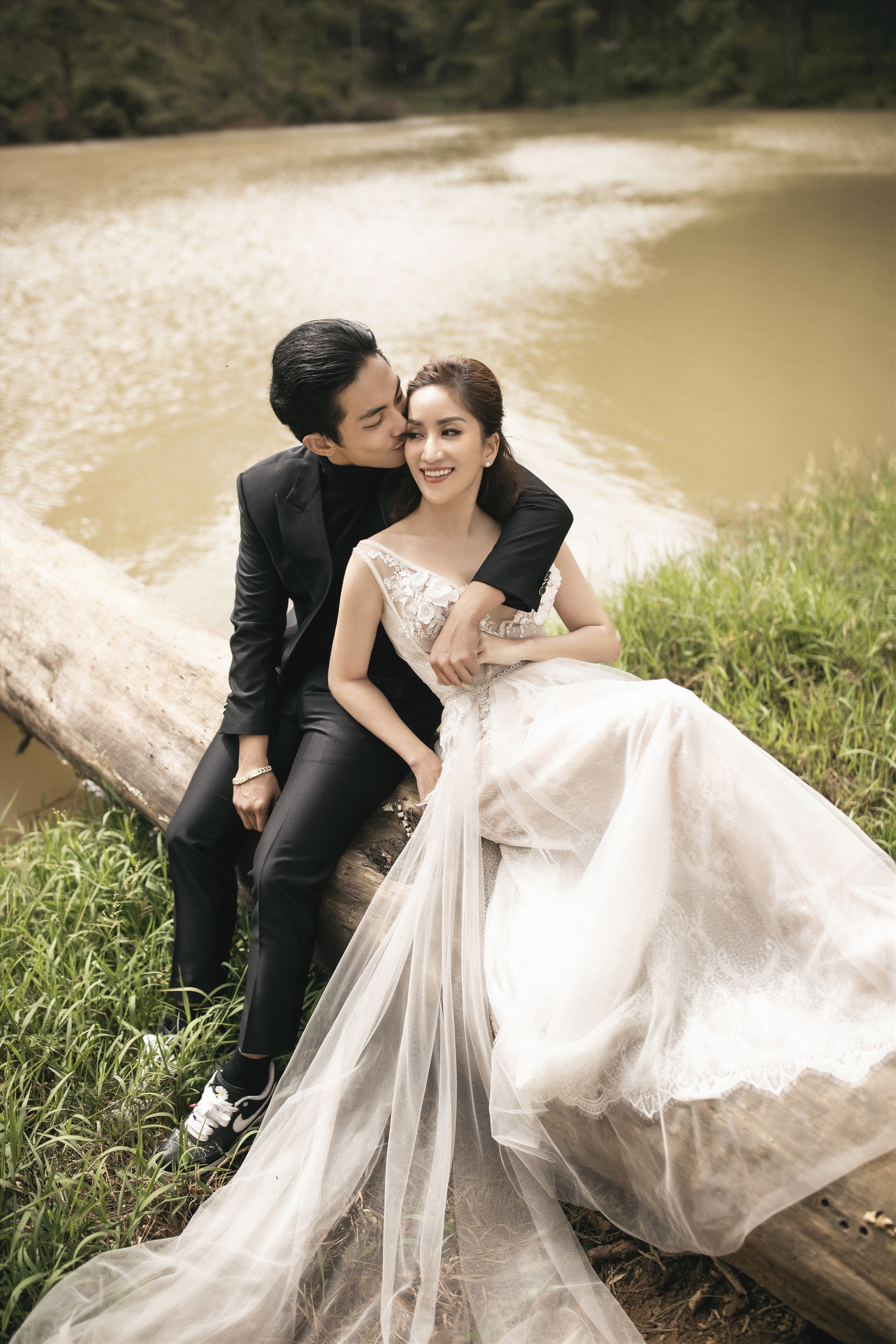 Cặp đôi Khánh Thi - Phan Hiển tung ảnh cưới. Ảnh: Nghệ sĩ cung cấp.