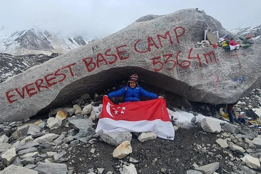 Cậu bé 6 tuổi Om Madan Garg là người Singapore trẻ nhất hoàn thành chuyến đi Everest Base Camp. Ảnh: The Brave Tourist