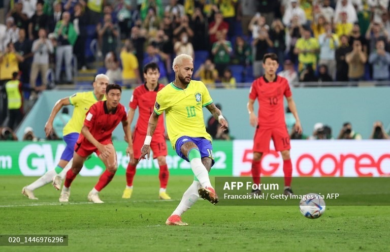 Neymar thực hiện thành công quả đá 11m.  Ảnh: AFP