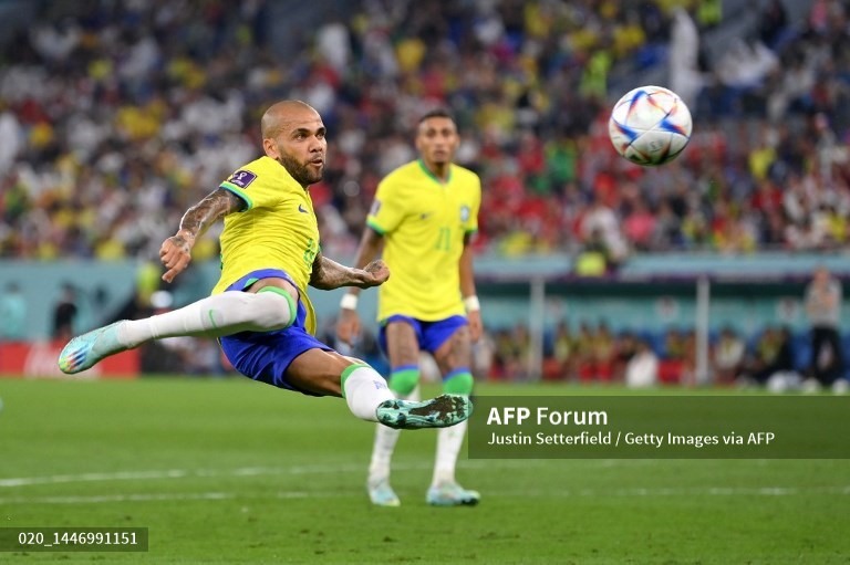 Lão tướng Daniel Alves cũng có cơ hội dứt điểm ở cuối trận.  Ảnh: AFP
