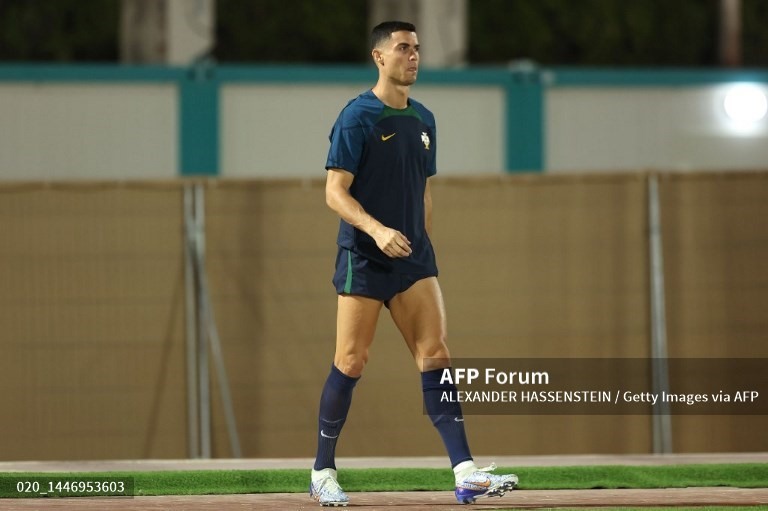 Ronaldo tập luyện trước cuộc đối đầu với Thụy Sĩ.  Ảnh: AFP
