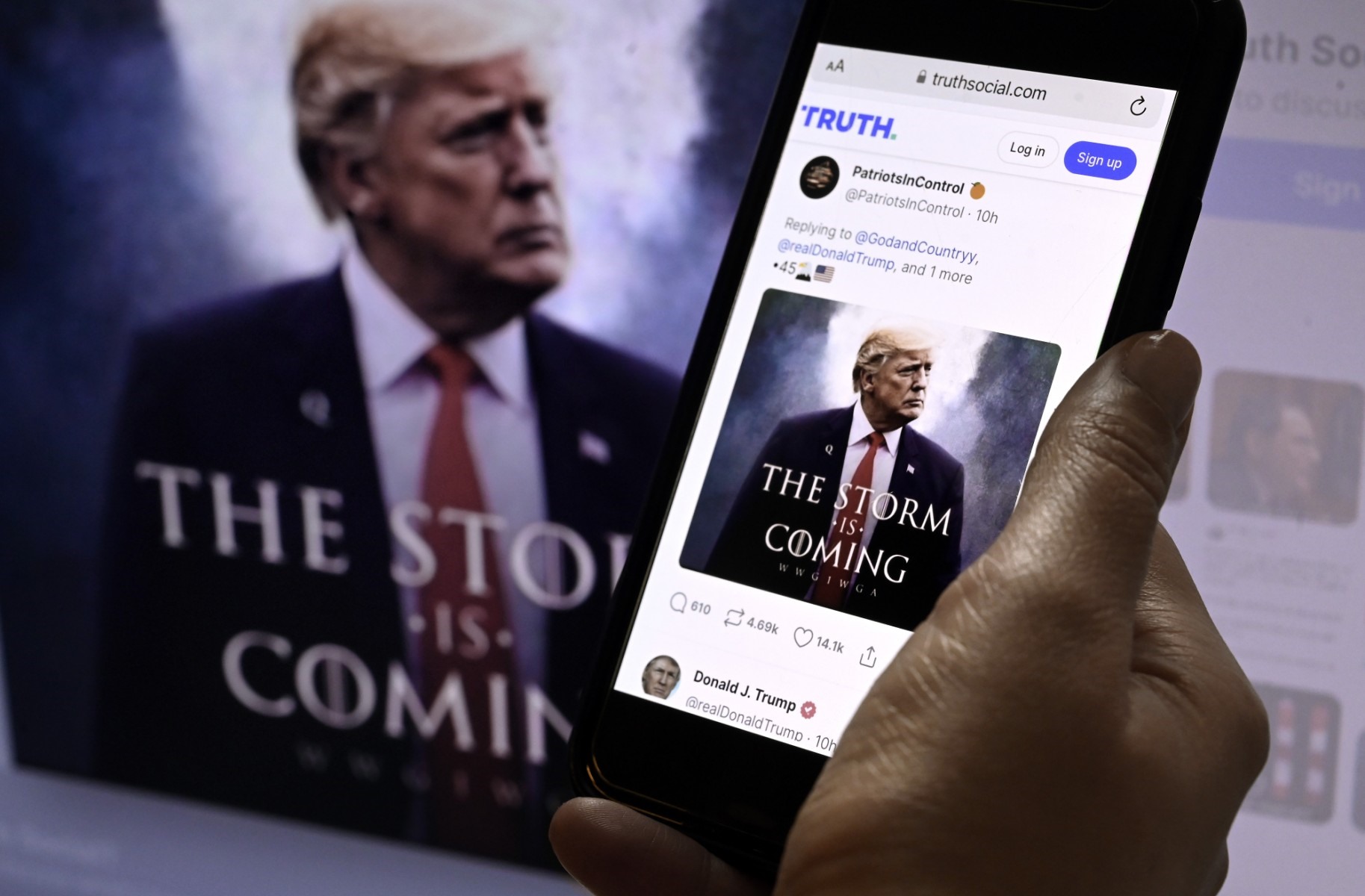 Tài khoản mạng xã hội Truth Social trên một thiết bị di động có hình ảnh của cựu Tổng thống Mỹ Donald Trump ở hậu cảnh. Ảnh: AFP