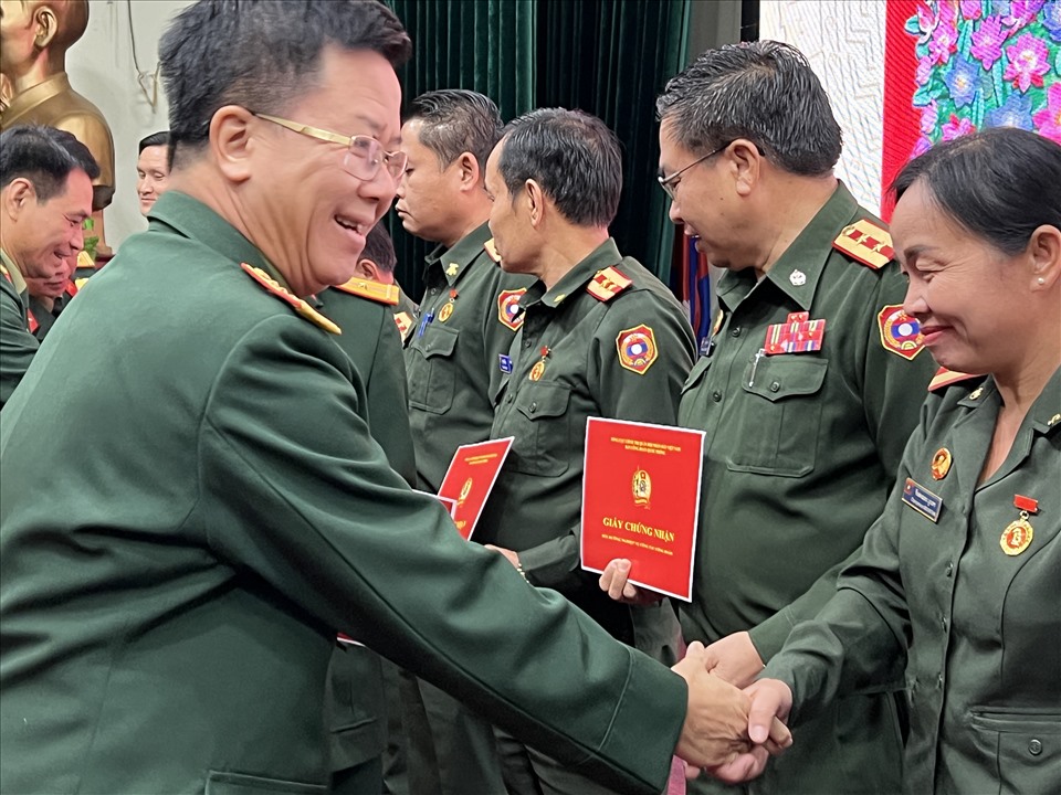 Đại tá Nguyễn Đình Đức trao Chứng nhận. Ảnh: Linh Nguyên