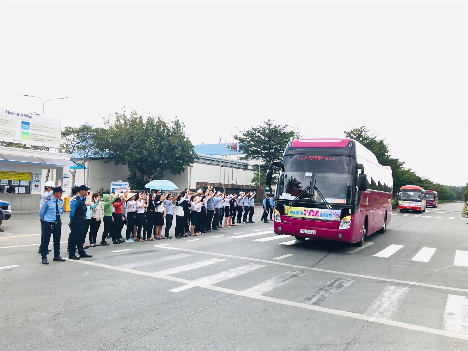 Công ty TNHH Hyosung Việt Nam tổ chức chuyến xe miễn phí đưa công nhân về quê ăn Tết năm 2021. Ảnh: Xuân Mai