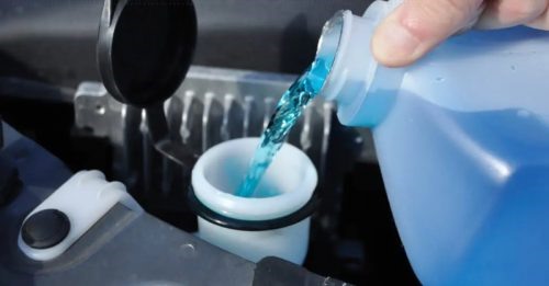 Chủ xe cần lưu ý kiểm tra hệ thống cảm biến mức nước rửa kính ôtô thường xuyên. Ảnh: Tuấn Phùng