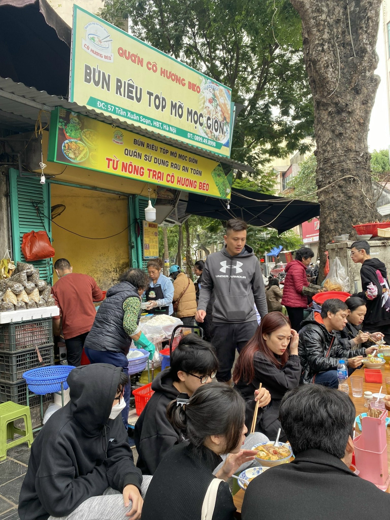 Bún Riêu Cô Hương Béo Hà Nội: Hương Vị Đậm Đà Tại Trung Tâm Hà Thành