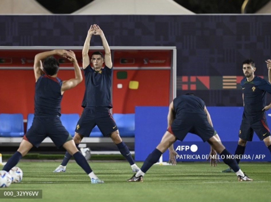 Các cầu thủ Bồ Đào Nha tích cực tập luyện để chuẩn bị cho trận đấu gặp Thuỵ Sĩ. Ảnh: AFP