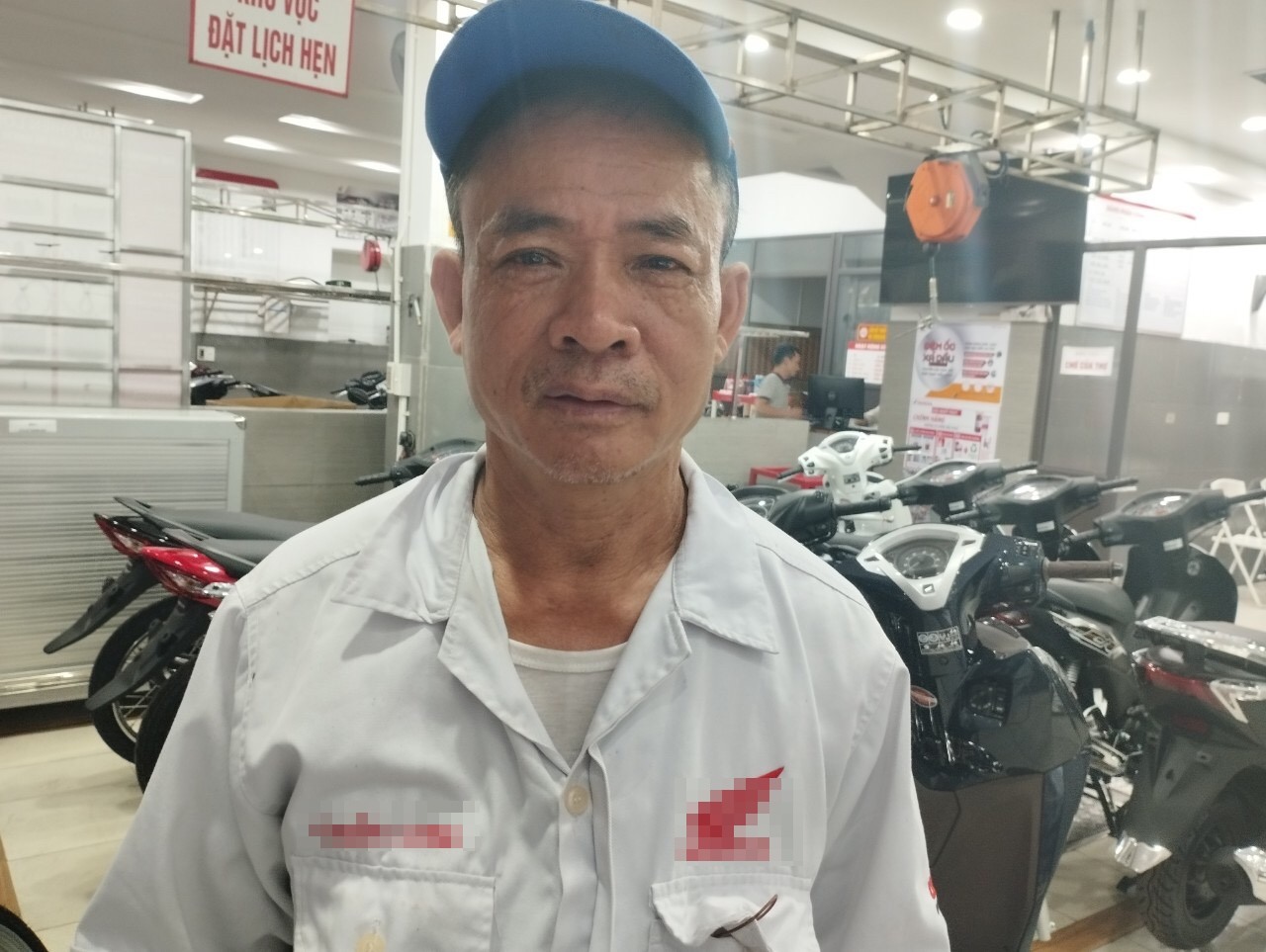 Ông Chu Minh Khanh phải đi làm thêm sau khi nghỉ hưu để có thêm thu nhập lo cho gia đình. Ảnh: NVCC