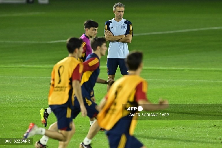 Enrique xem các cầu thủ tập luyện trước trận gặp Morocco.  Ảnh: AFP