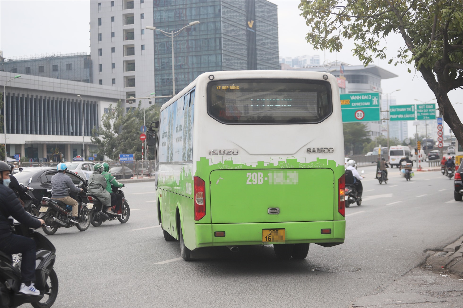 Ô tô đi từ ngõ 20 Phạm Hùng lên Vành đai 3 gây xung đột giao thông.