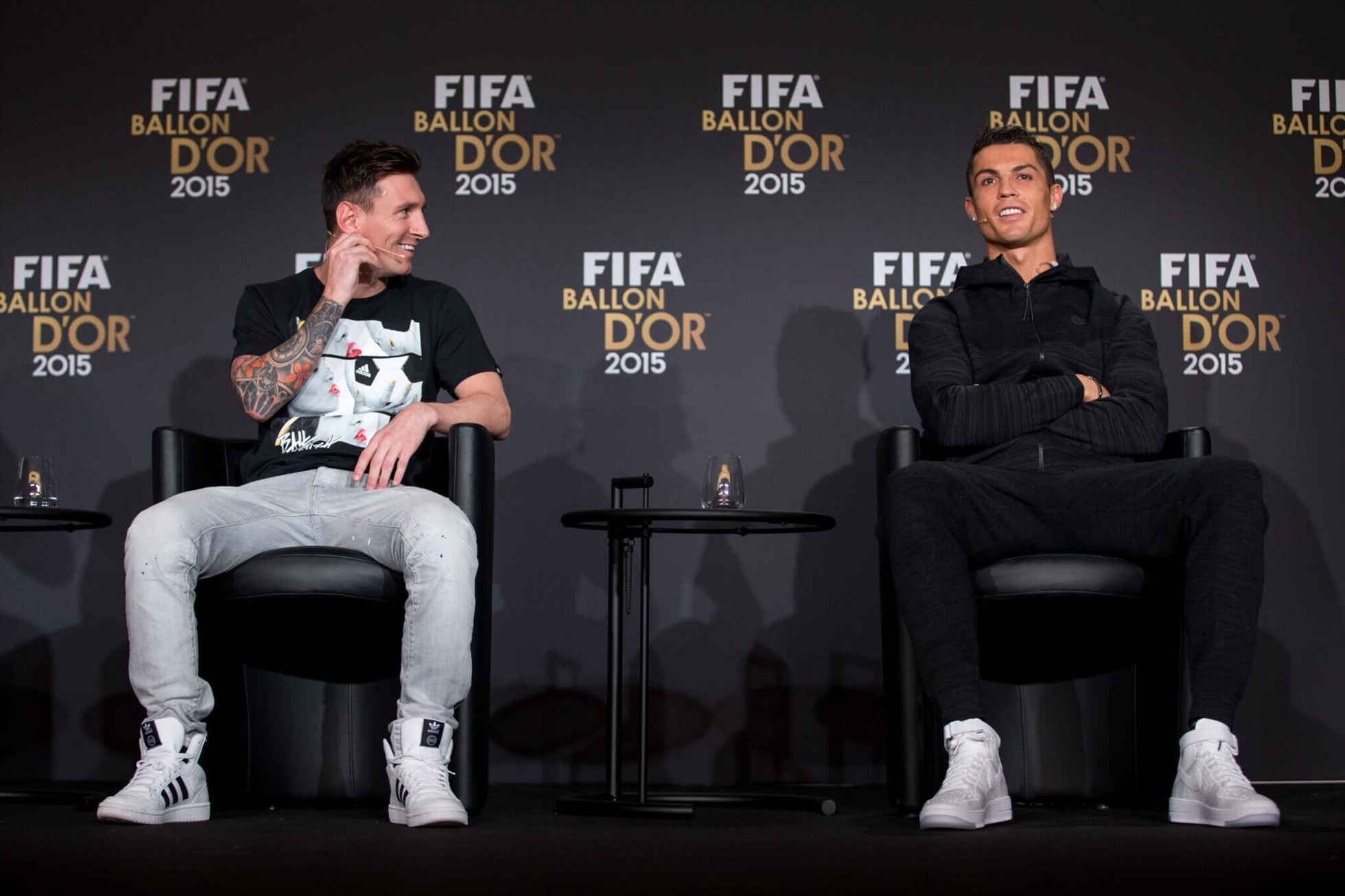 Ronaldo và Messi tại Lễ trao giải Quả bóng vàng 2015.  Ảnh: FIFA