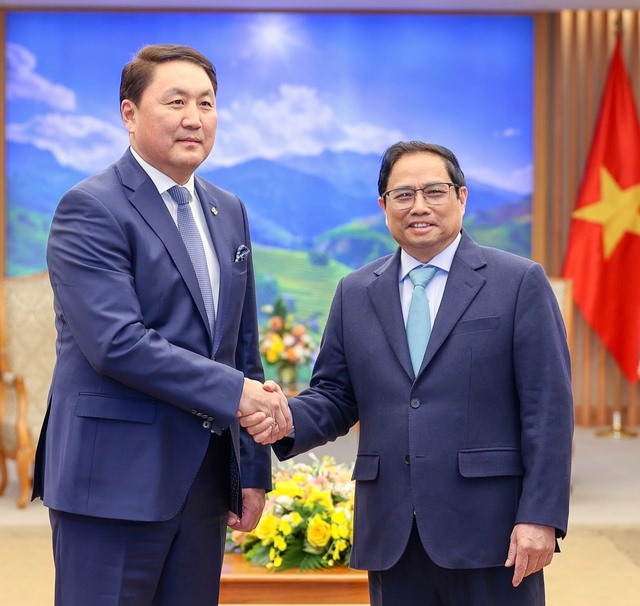 Thủ tướng Phạm Minh Chính và Bộ trưởng Bộ Quốc phòng Mông Cổ Saikhanbayar Gursed. Ảnh: VGP