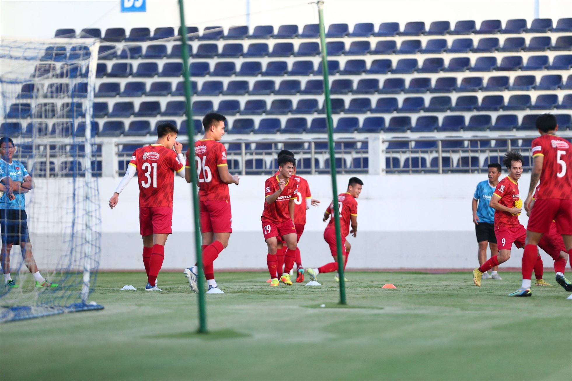 Đội tuyển Việt Nam vẫn tập luyện dưới sự chỉ đạo của trợ lý Lee Young-jin hôm nay. Huấn luyện viên Park Hang Seo ngày mai (7.12) mới quay trở lại sau 2 ngày vắng mặt. “Thuyền trưởng” của đội tuyển Việt Nam vừa trở về Hàn Quốc để nhận huân chương vì sự nghiệp ngoại giao.