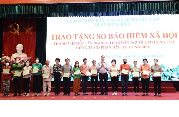Trao tặng sổ BHXH cho thành viên hộ cận nghèo trên địa bàn quận Long Biên