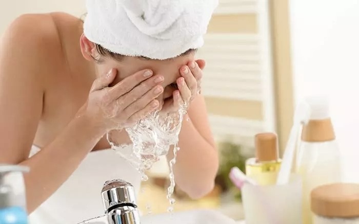 Để chăm sóc da trong mùa đông thì cần tránh rửa mặt bằng nước nóng. Ảnh: Xinhua