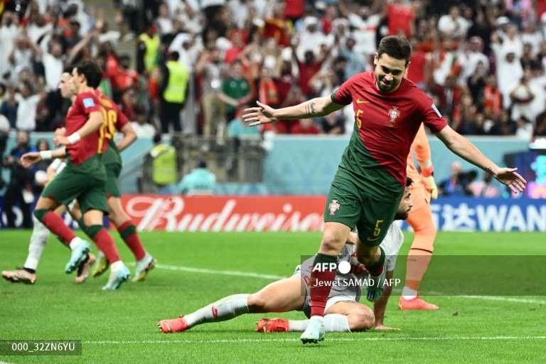 Raphael Guerreiro ghi bàn thắng thứ tư cho tuyển Bồ Đào Nha. Ảnh: AFP